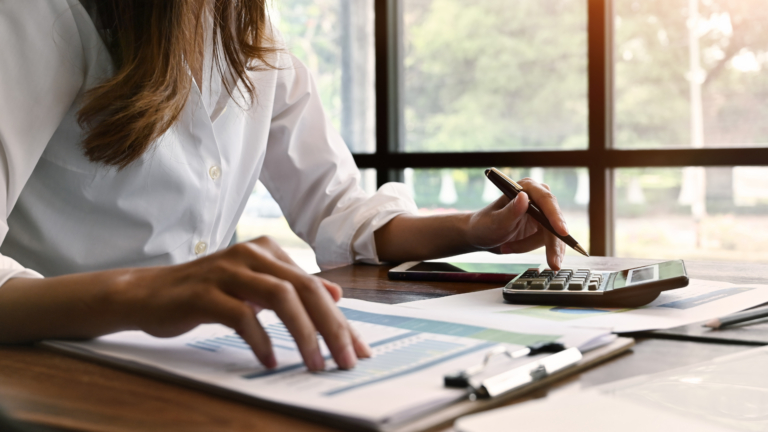 An image of a small business owner in Markham who recently hired KSSP Partners LLP to help them with their bookkeeping requirements.