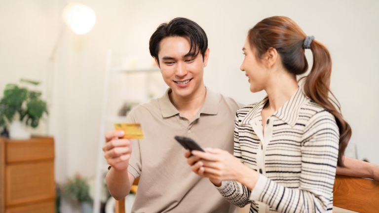 An image of two small business owners who are discussing setting up payment terms for their clients in Markham.
