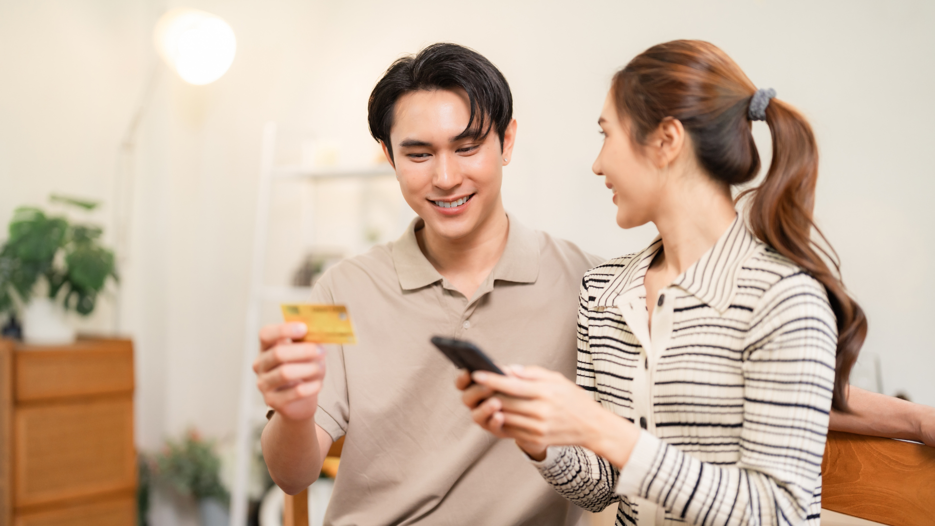 An image of two small business owners who are discussing setting up payment terms for their clients in Markham.