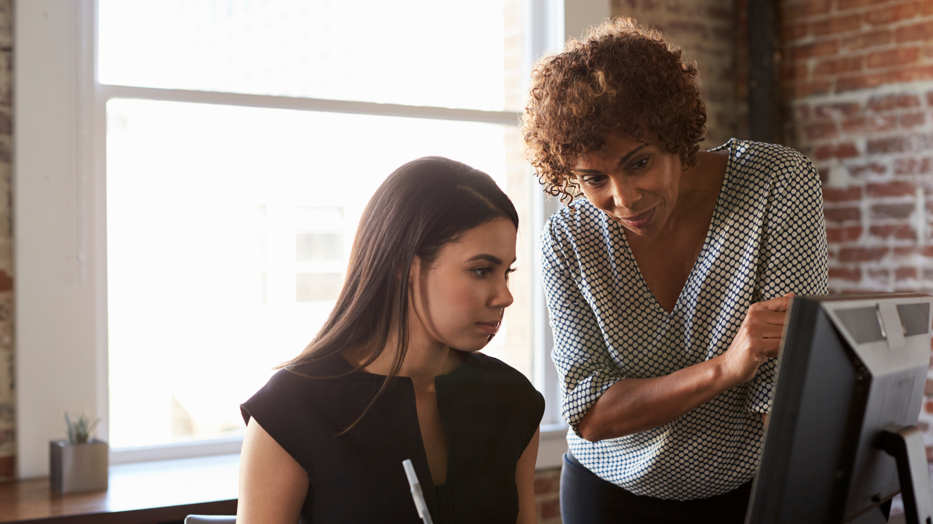 An image of a fractional CFO in Markham Ontario who is helping a team member with some financial troubles